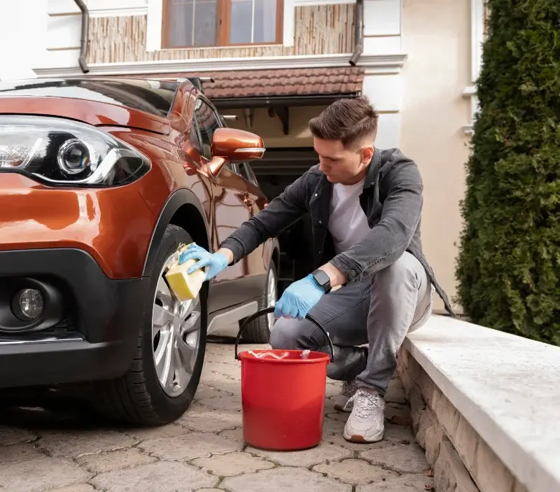 Lavage auto à domicile Locmaria-Grand-Champ : professionnel intervenant sur un véhicule